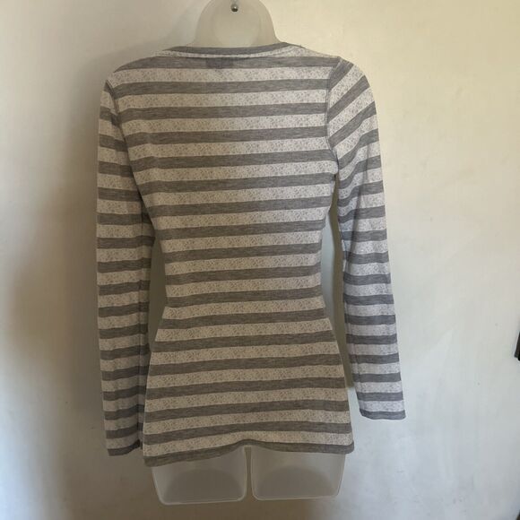 EXPRESS Women's Grey Shimmer Stripe L/S Scoop Neck Top Blouse Small M Fitted - Picture 6 of 7